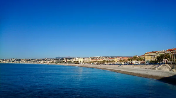 Bella Costa Con Bel Cielo Blu — Foto Stock