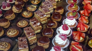 Fırın vitrininde küçük hamur işleri