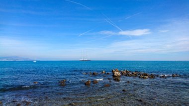 Mavi gökyüzünün altında güzel bir şehir plajı