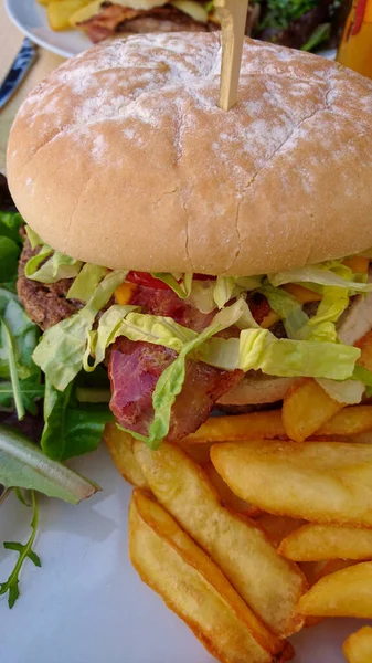 Burger Mit Rindfleisch Und Speck Auf Einem Teller — Stockfoto