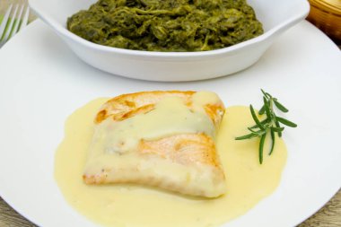 Sos ve ıspanak soslu somon filetosu.