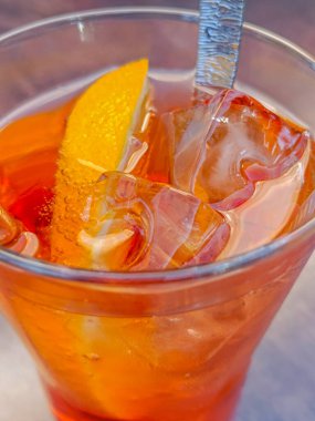 Spritz kokteyl bardağı, yakın plan.