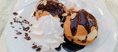 Çikolatalı ve kremalı gurme profiteroller.