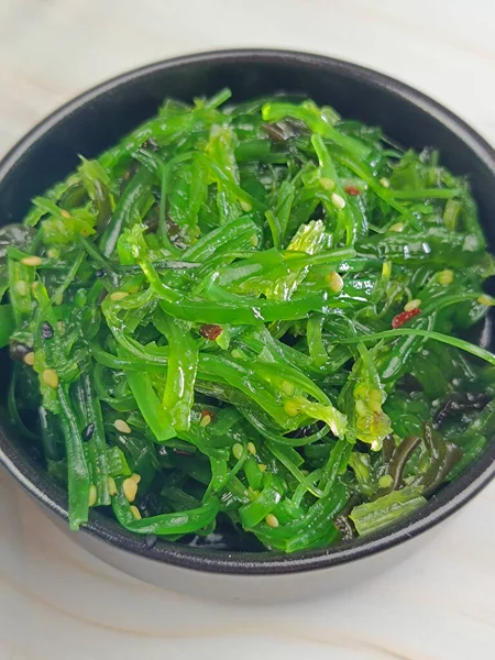 Wakame, Asya 'ya özgü yenilebilir bir yosun. Yakın plan.