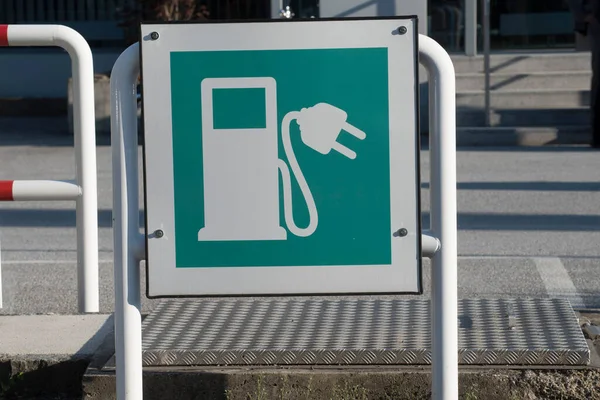 Placa Verde Estação Carregamento Veículo Elétrico Tomada Alimentação Bomba Gasolina — Fotografia de Stock