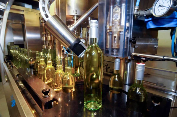 Die Abfüllung Von Wein Einer Modernen Industriellen Abfüllanlage — Stockfoto