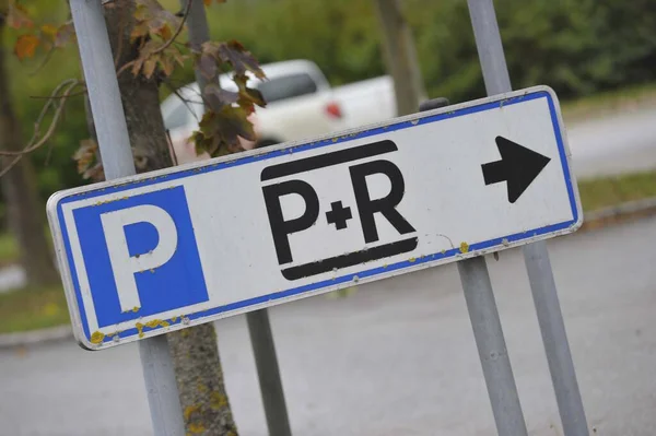 Park ve Ride (P + R) sokakta yön oku ile işaret ediyor