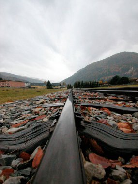 Demiryolu rayları için oduncular, güneşli bir günde demiryolu trafik altyapısı