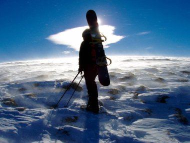 Alp Snowboard Turu Mavi gökyüzü ile beyaz karlı bir arazide