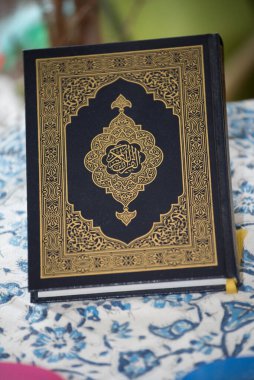 Kuran veya Kuran 'ın bir versiyonu, İslam' ın en önemli kitabı.
