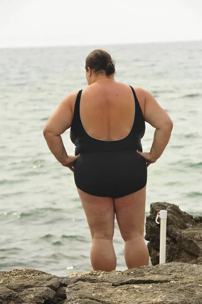 Donna Obesa Costume Bagno Nero Piedi Sulla Spiaggia — Foto Stock