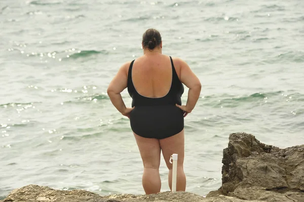 Donna Obesa Costume Bagno Nero Piedi Sulla Spiaggia — Foto Stock