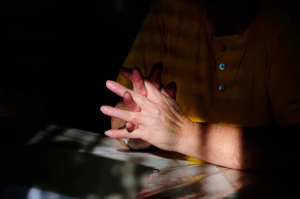 Πρόσωπο Που Κρατά Χέρια Στην Προσευχή Θρησκευτικό Σύμβολο Πίστης Και — Φωτογραφία Αρχείου