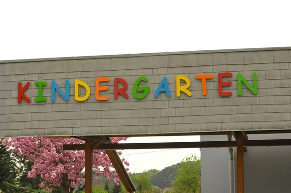 Cartas Coloridas Que Deletrean Kindergarten Edificio Guardería Infantil — Foto de Stock