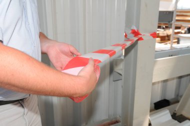 kırmızı ve beyaz şeritli bariyer bandı insanların girmemesi için bir işaret.