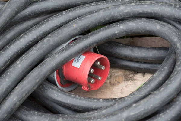 Przemysłowy Kabel Zasilający Dużym Natężeniu Prądu Czerwoną Wtyczką — Zdjęcie stockowe