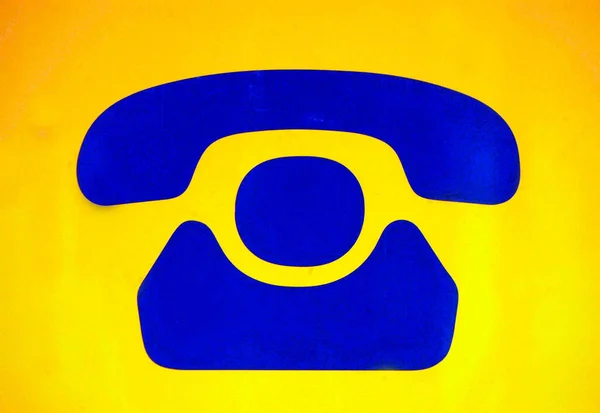 带有接收机的带有黄色背景的蓝色固定电话符号 — 图库照片