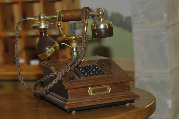 Старовинний Дерев Яний Стаціонарний Телефон Поворотним Циферблатом Столі — стокове фото