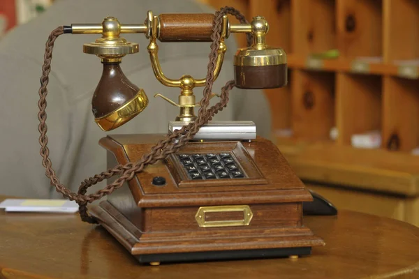 Téléphone Fixe Bois Vintage Avec Cadran Rotatif Sur Une Table — Photo