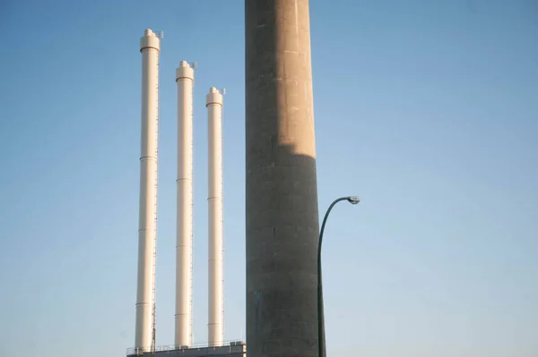 Veraltete Industrie Fabrikschornstein Mit Blauem Himmel Hintergrund — Stockfoto