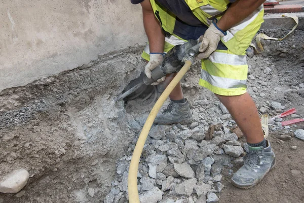 Ouvrier Avec Marteau Piqueur Sur Chantier Rénovation Vieux Bâtiments — Photo