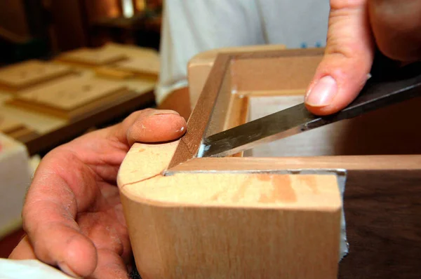 Chiseling Madeira Carpintaria Trabalho Manual Com Cinzel — Fotografia de Stock