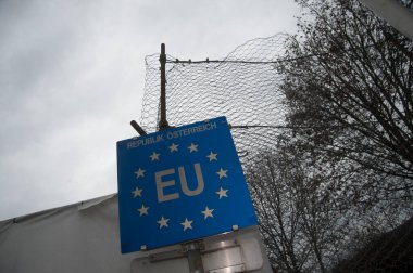 AB işareti, Avusturya sınırında sarı yıldızlı mavi