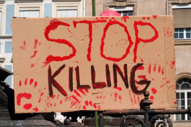 Bir mitingde öldürme işareti, bir gösteride barış hareketi