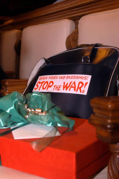 Μια Πινακίδα Σταματήστε Τον Πόλεμο Μια Τσάντα Κίνημα Ειρήνης — Φωτογραφία Αρχείου