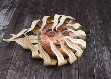 Sarı güneş, turuncu hafif gülümseyen bir yüz, güneş sembolü.