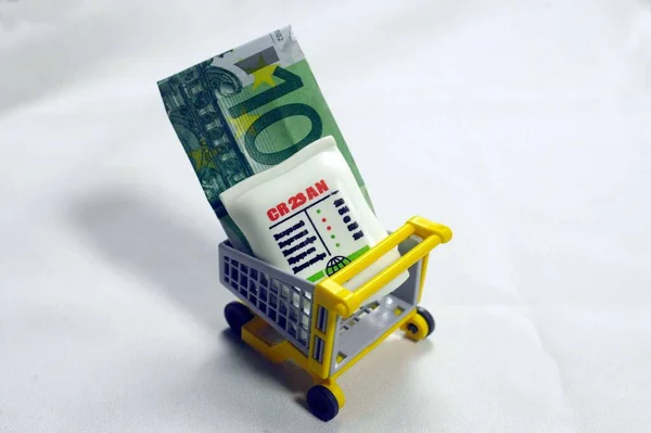 Billetes Euros Carrito Compras Pequeño Juguete Dinero Efectivo Como Medio —  Fotos de Stock