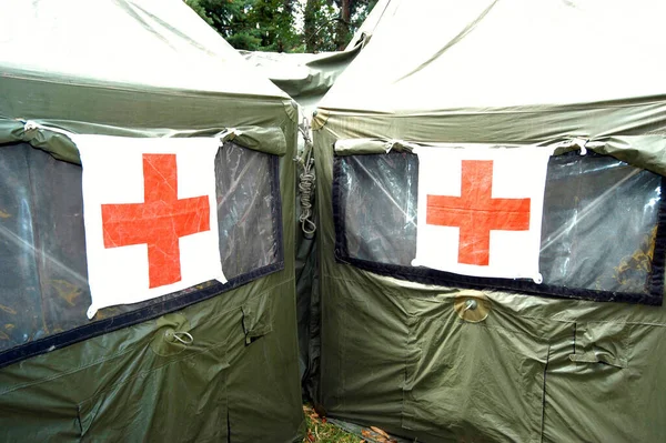 Hôpital Militaire Sur Terrain Tentes Vertes Avec Symbole Croix Rouge — Photo