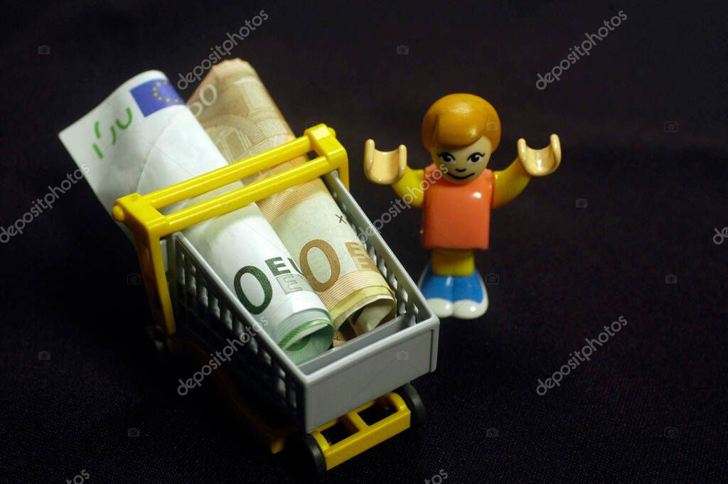 billetes en euros y carrito de compras pequeño juguete, dinero en