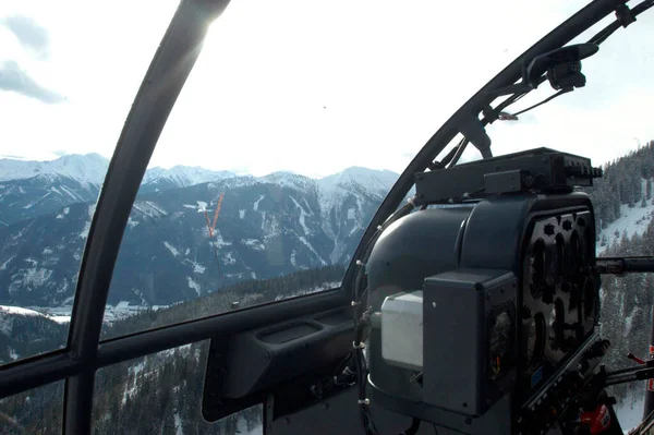 Piloto Helicóptero Militar Voando Sobre Uma Paisagem Montanha Nevada — Fotografia de Stock