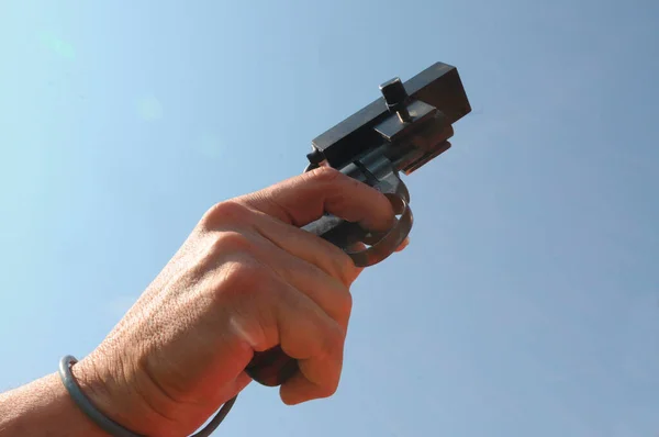 Стартовий Постріл Людина Пістолетом Руці Вказує Повітря Символ Нового Запуску — стокове фото