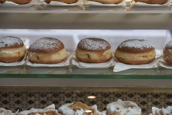 Donut Alemán Tradicional Con Azúcar Polvo También Llamado Berlinés Krapfen —  Fotos de Stock