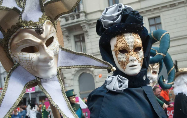 カーニバルに黒と白の伝統的なヴェネツィアの仮面をかぶっている人は — ストック写真