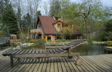 Evin yanında güzel bir bahçe havuzu, evde doğal bir biyop.