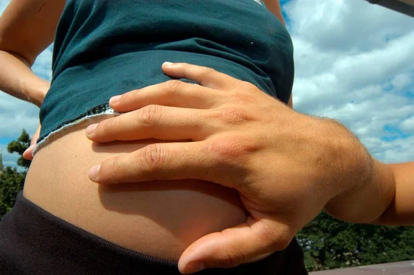 Una Mujer Embarazada Mostrando Vientre Mano Pareja Tocarlo —  Fotos de Stock