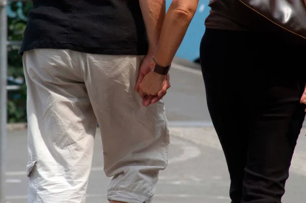 Paar Das Händchen Haltend Durch Die Straßen Geht Ein Symbol — Stockfoto