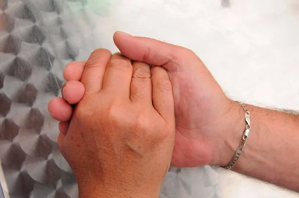 Duas Pessoas Segurando Mãos Símbolo Familiaridade Carinho — Fotografia de Stock