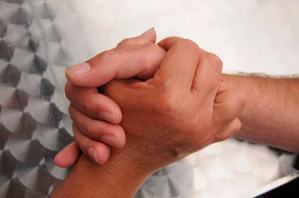 Δύο Άνθρωποι Που Κρατούν Χέρια Τους Σύμβολο Οικειότητας Και Στοργής — Φωτογραφία Αρχείου