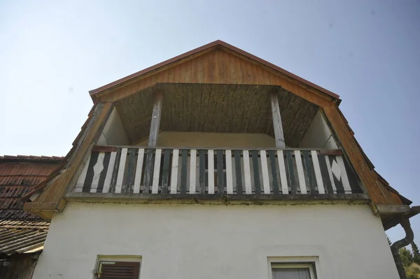 Старый Дом Деревянным Балконом Голубым Небом — стоковое фото