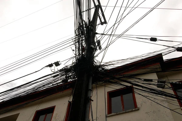 Surcharge Câble Dans Ville Nœud Câble Données Devant Une Maison — Photo