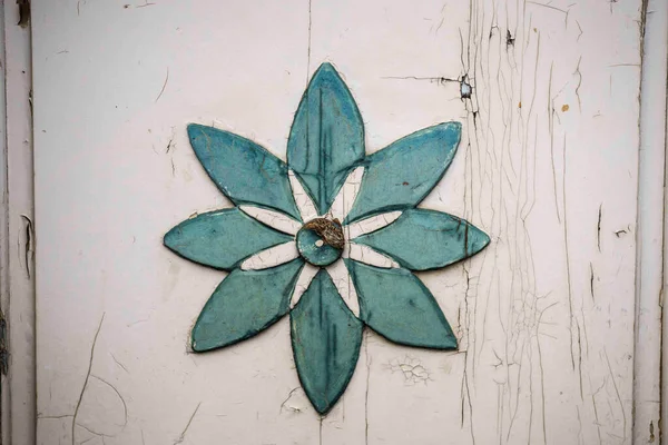 白木の壁に緑の花のシンボル — ストック写真