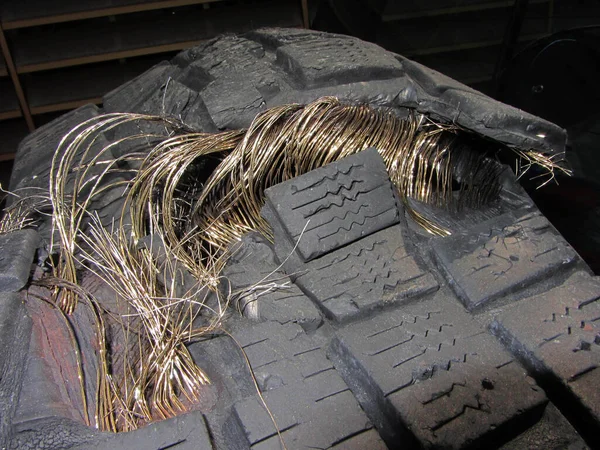타이어와 손상된 자동차 타이어 — 스톡 사진
