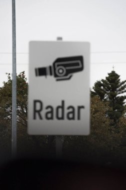 Otoyolda radar trafik işaretli hız sınırı gözlemi