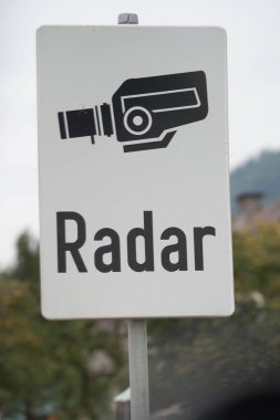 Otoyolda radar trafik işaretli hız sınırı gözlemi