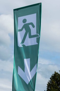 Çıkış yolunu gösteren acil çıkış işareti, psikolojik krizin sembolü.