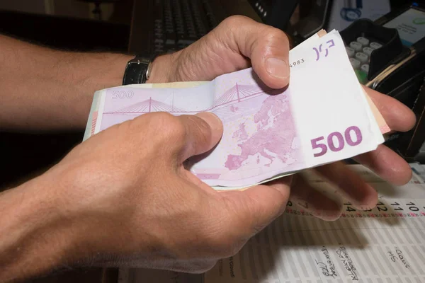 Δύο Χέρια Κρατώντας Ένα Μάτσο Τραπεζογραμμάτια Ευρώ Αυτόματη Καταμέτρηση Των — Φωτογραφία Αρχείου